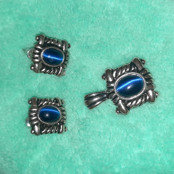 Source Unknown Jewelry - Pair of Earrings Abd A Pendant Blue and Silver
